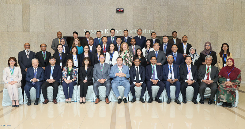 Group photo of 45 attendees of the South East Asian Central Banks’ High-Level Seminar and Meeting of Deputy Governors of Financial Stability, Supervision, and Payments. Photo shows four rows of people.
